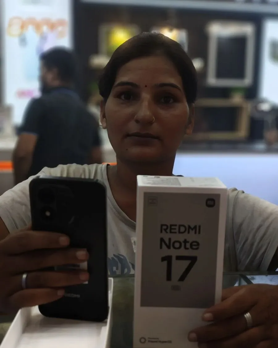 Mobile World पर नया phone लेते हुए एक ग्राहक