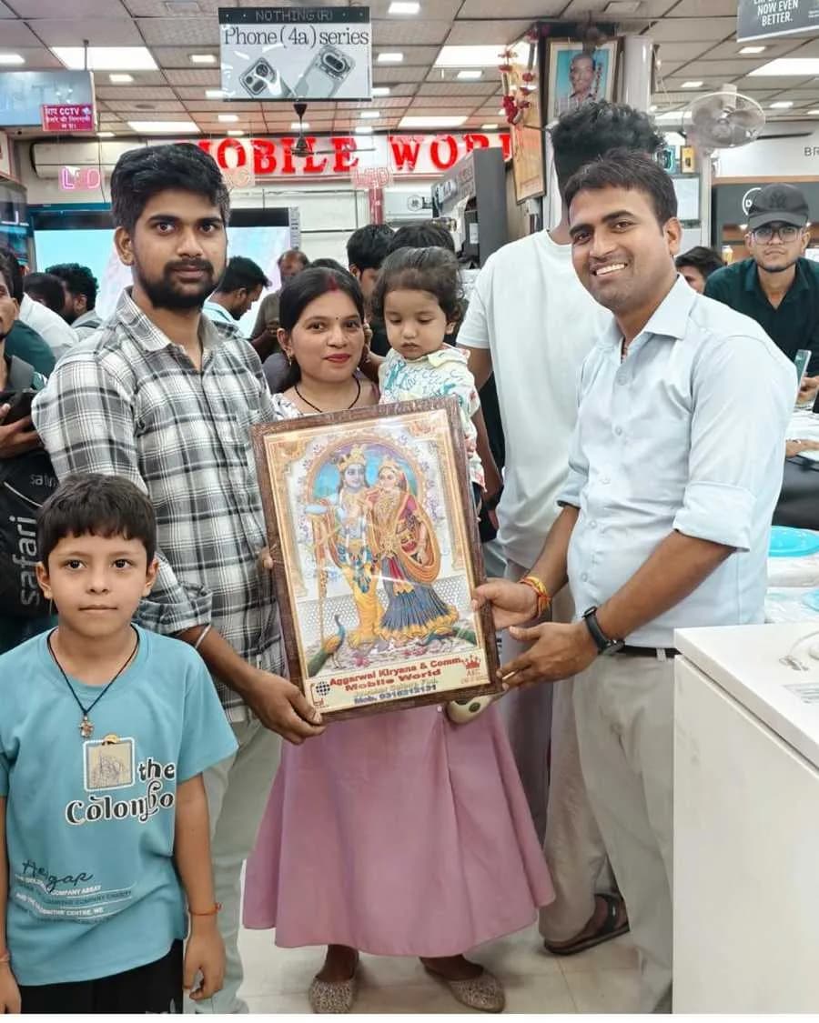 A family collecting their purchase at Mobile World, Jawahar Colony