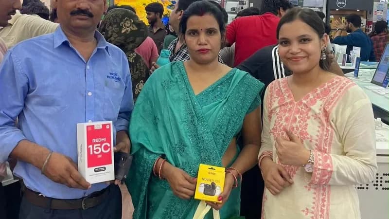 Mobile World के counter पर ग्राहक