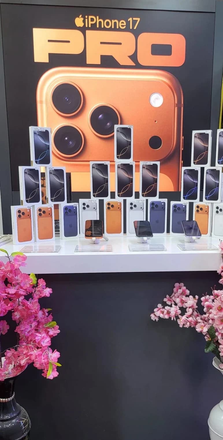 Mobile World के counter पर iPhone का display